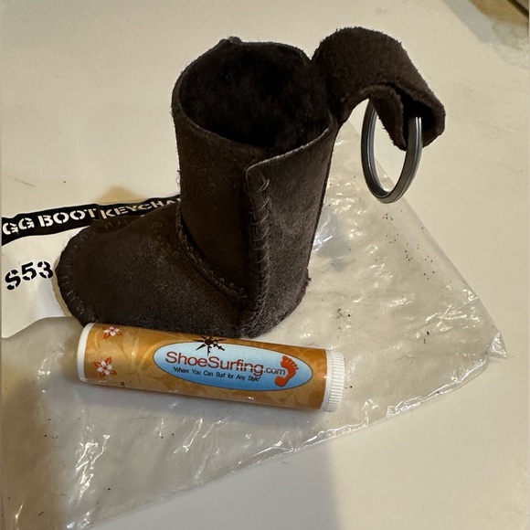 VTG NEW UGG KEYCHAIN WITH ORIGINAL SEALED CHAPSTICK BROWN SHEARLING LAMB SKIN 3” - Picture 10 of 14